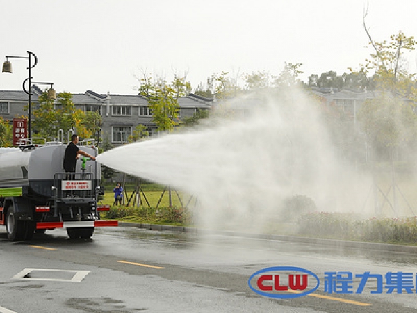 东风D9型14吨洒水车