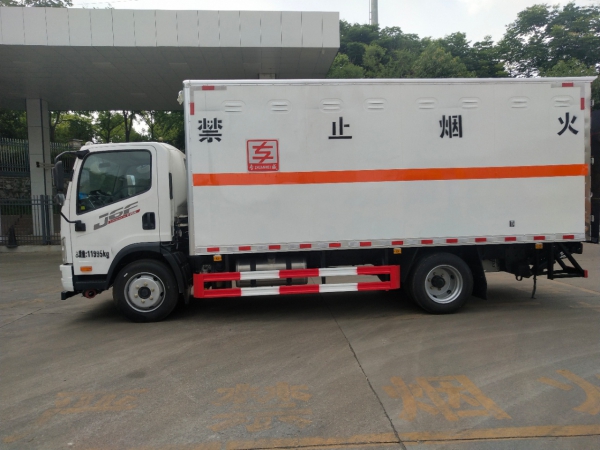 解放J6F虎VH杂项危险物品厢式运输车（黄牌)